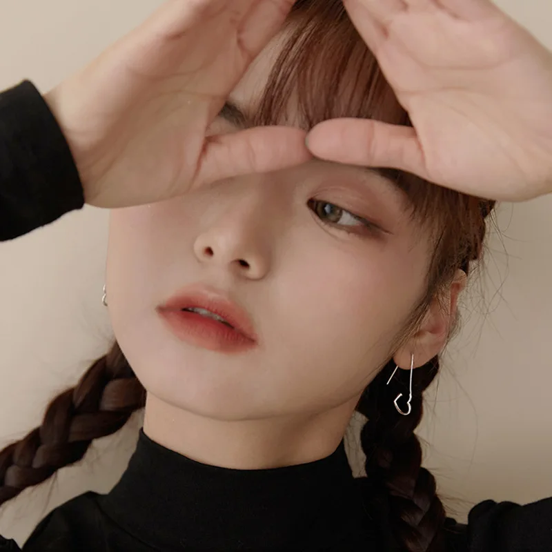 Модная безопасная булавка в форме сердца унисекс стиле панк с крючком для ушей