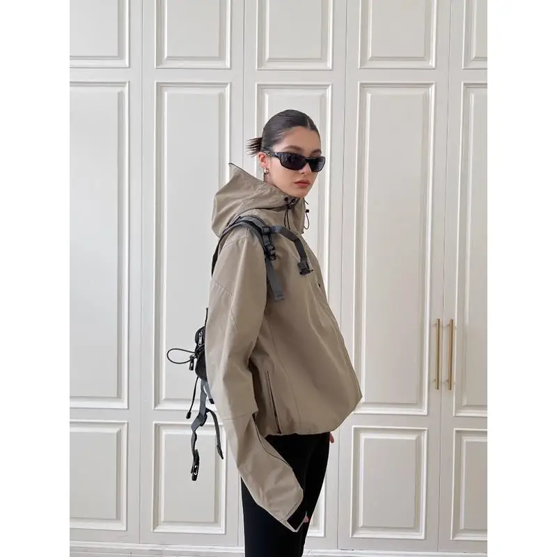 Рисунок 3 - Женская винтажная ветровка с капюшоном