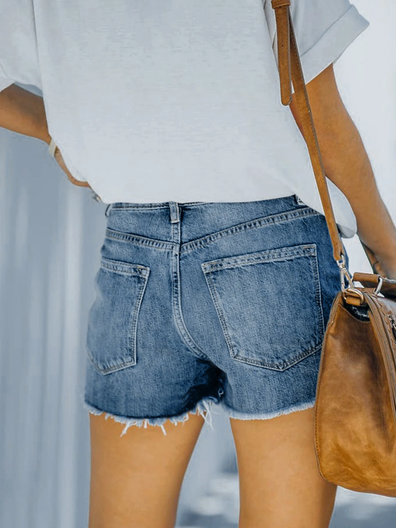 Женские джинсовые шорты с карманами