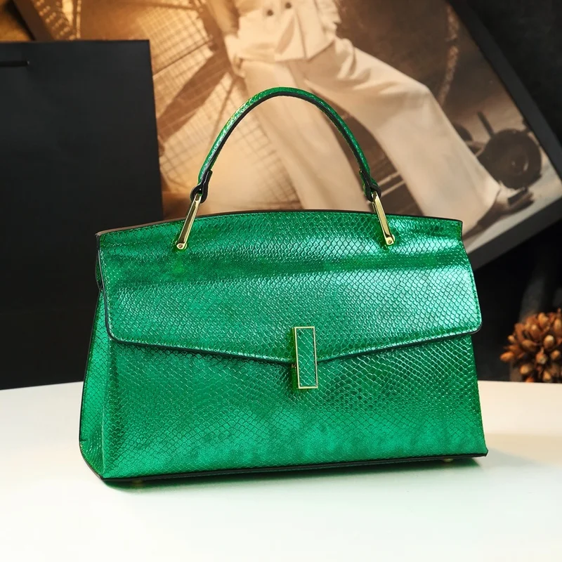 

Сумка женская из натуральной кожи с лазерным узором и ручками