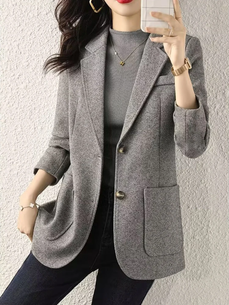 Рисунок 6 - Женский блейзер с отложным воротником