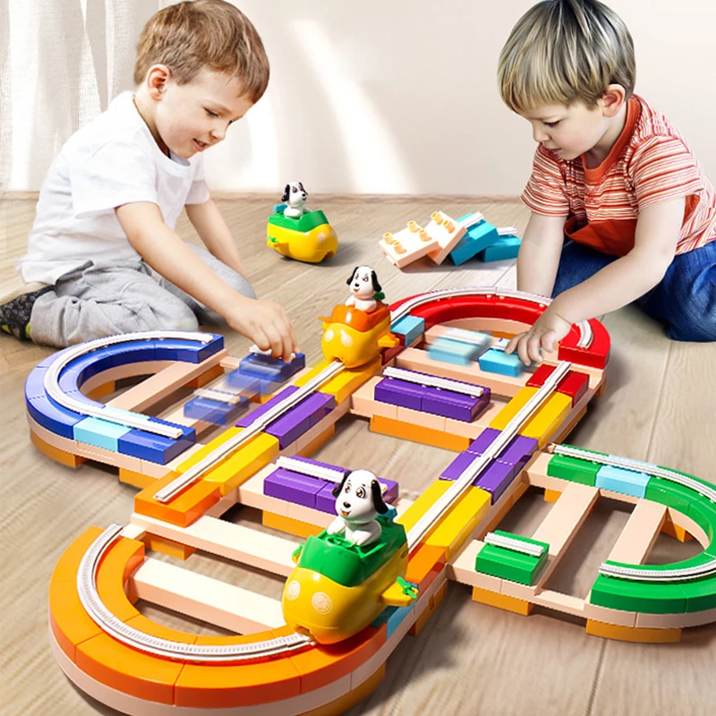 Электрический поезд скользящий самодельный Конструктор из больших частиц трек и