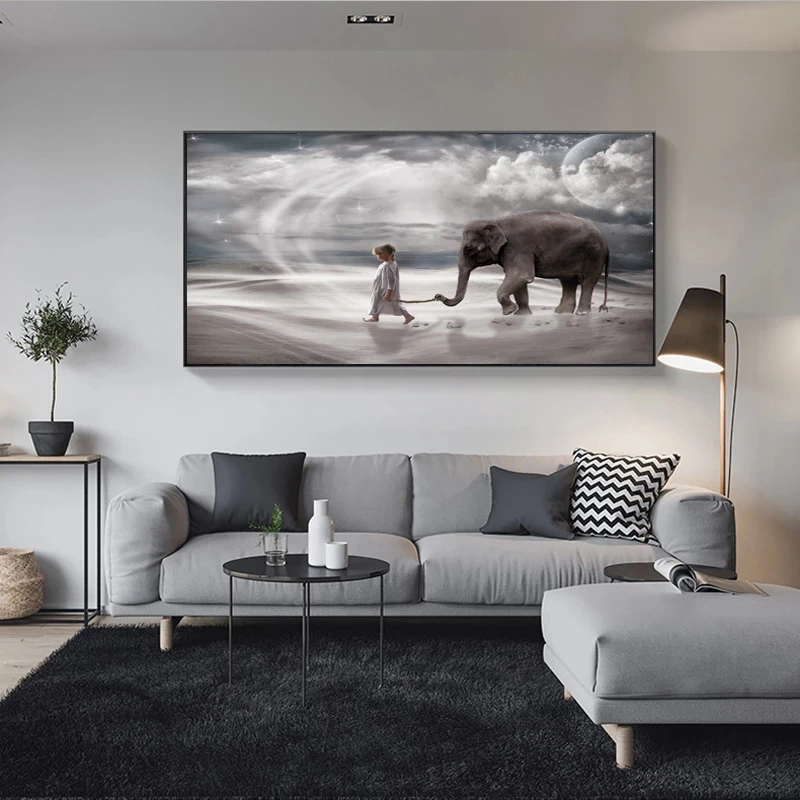 Маленькая девушка держит фотографию искусственную стены пустынный пейзаж