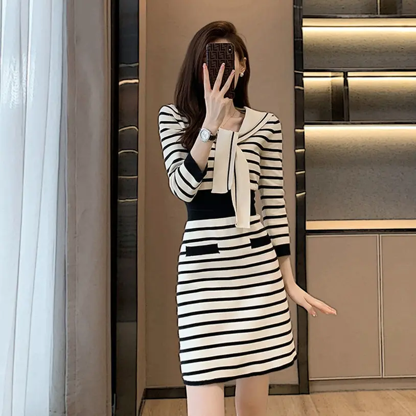 

Женское трикотажное платье-свитер в полоску, с длинным рукавом