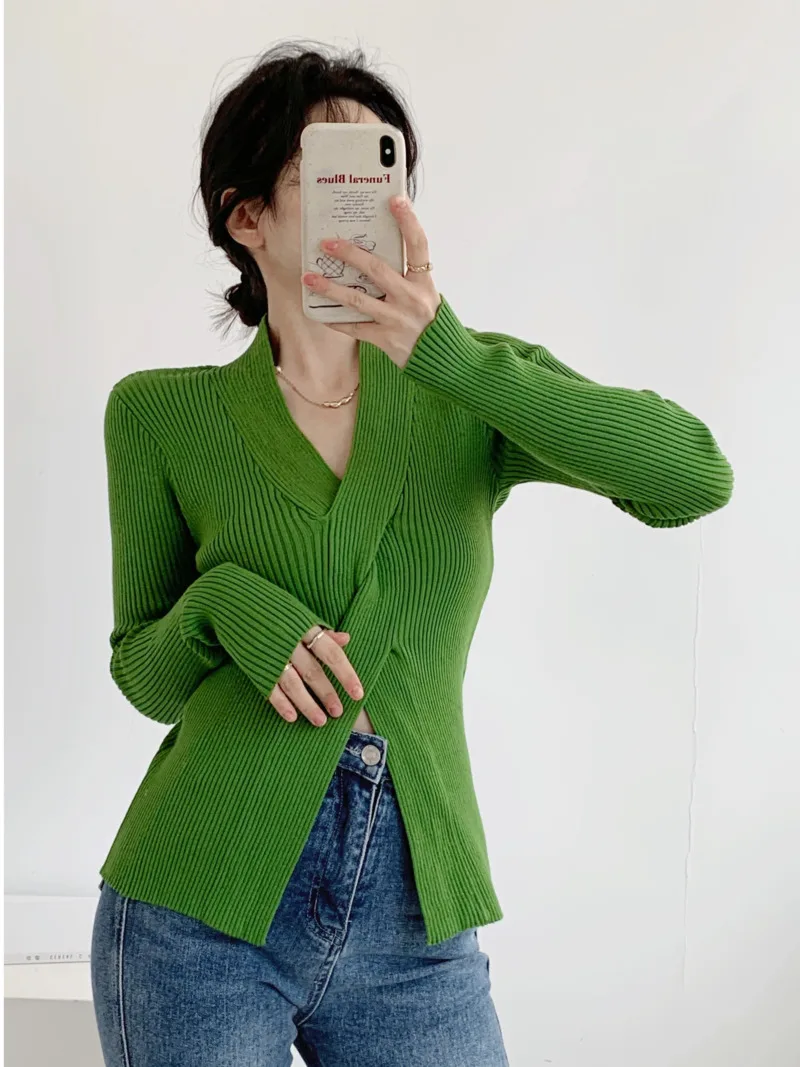 

Женский трикотажный свитер с V-образным вырезом и длинным рукавом