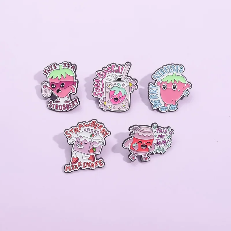 Эмалированная брошь в виде клубники