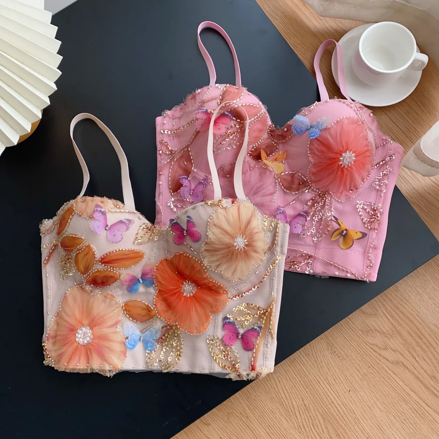 Женский топ без рукавов с открытой спиной и блестками