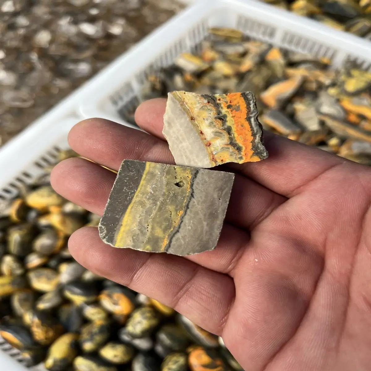 1Kg Natural Crystal Primitive Stone Primitive Mine Indonesian Bumblebee Ore Color Grain Shape Like Bumblebee Random Sent