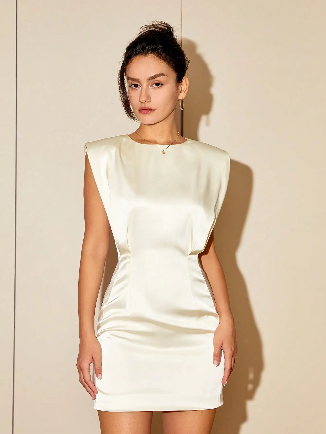 Женское однотонное короткое платье с завышенной талией запахом и круглым