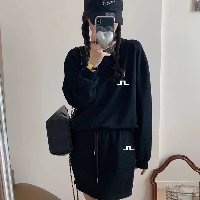 

Костюм женский из двух предметов с мини-юбкой и футболкой