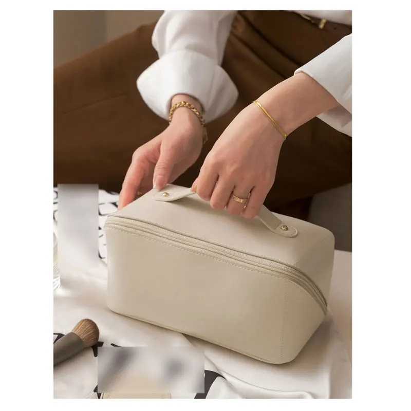 Fashion Large Capacity Portable Makeup Bag Women Cosmetic Bag Toiletries Organizer Female StoragePU  Makeup Cases Travel Washbag