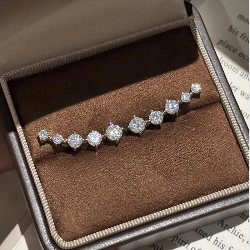 Фото Изогнутые серьги с муассанитом цвета D, создающие ощущение высокого класса и легкой роскоши, с покрытием из серебра S925 и позолотой K-gold. №3