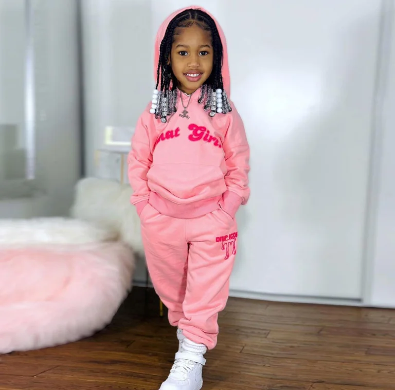 

Розничная продажа, новинка 2023, Осенние розовые повседневные комплекты с надписью для маленьких девочек, топ с капюшоном и брюки, модные спортивные костюмы принцессы, женский