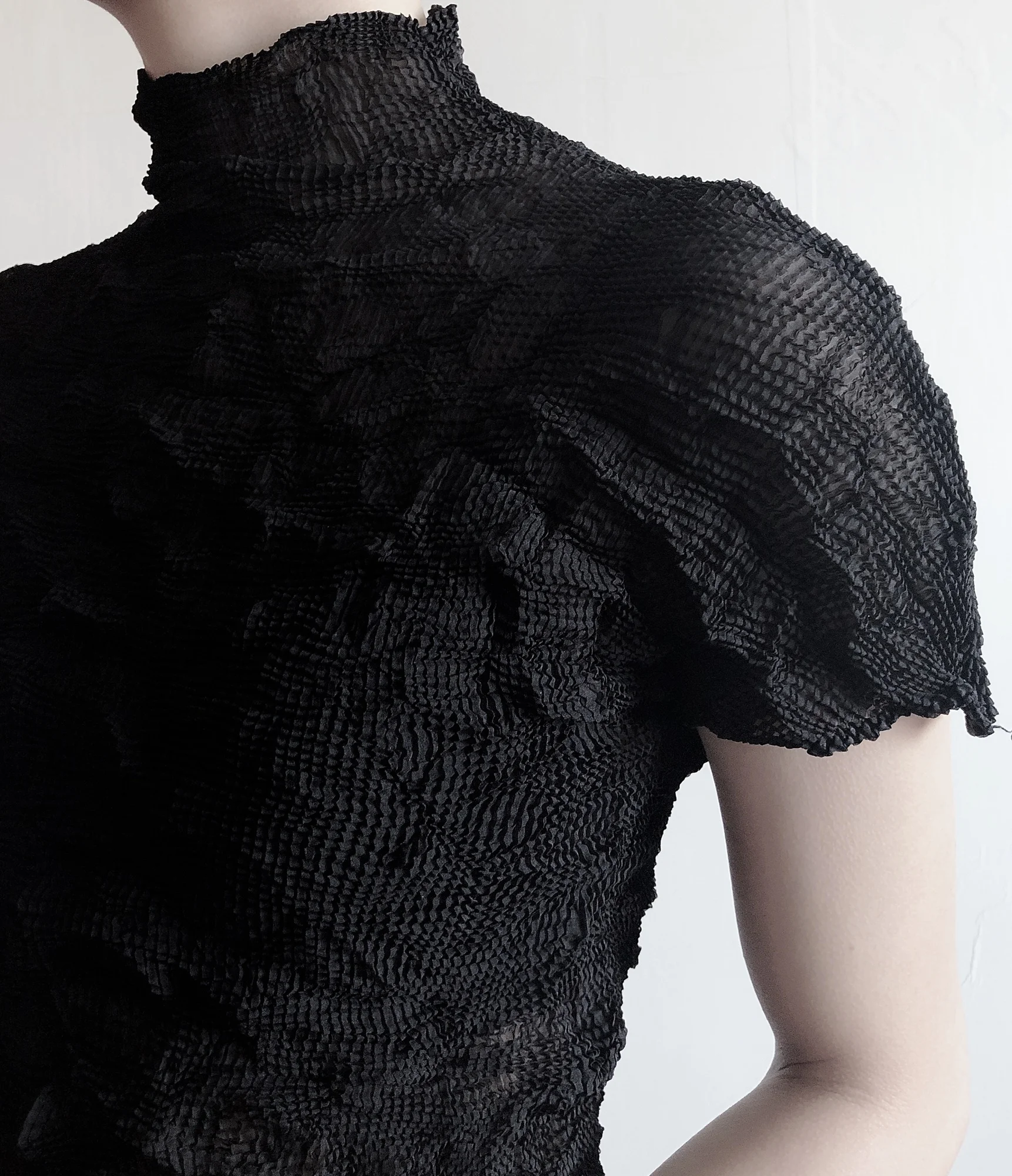 Летняя плиссированная футболка с коротким рукавом и полупрозрачной текстурой Y2K