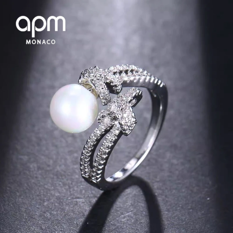 

APM Monaco Crystal Diamond Fine Sparkling Pearl Luxury Open Ring Elegant Temperament High Sense Party Party Accessories Ring