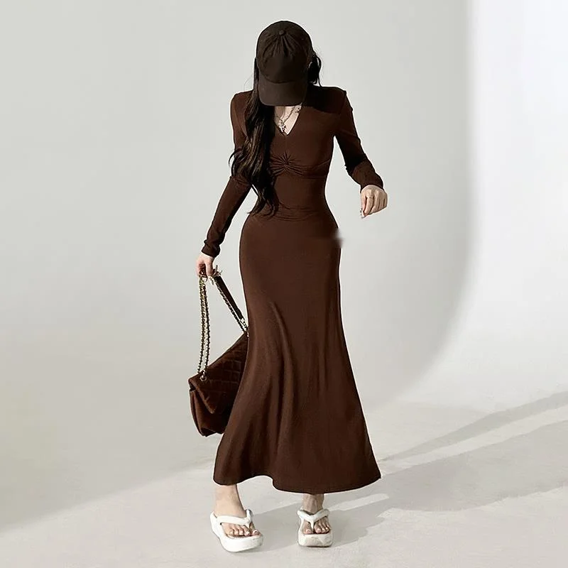 

Облегающее платье с длинным рукавом и V-образным вырезом, с высокой талией