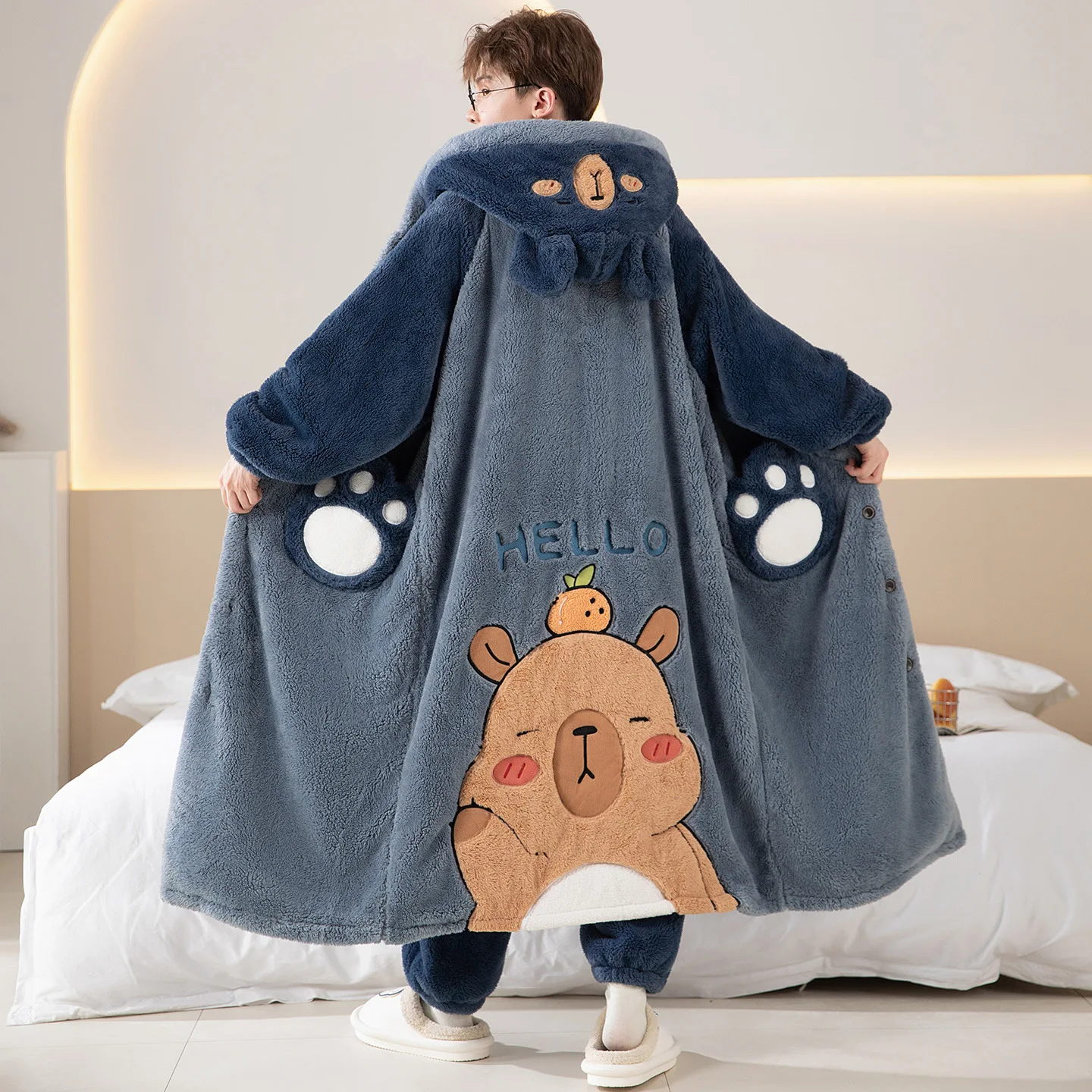 Фото Комплект: халат с капюшоном и брюки Gengar для мужчин и женщин, толстый теплый пушистый плюшевый халат с карманами в виде покебола, зимняя мягкая одежда для сна и отдыха №2