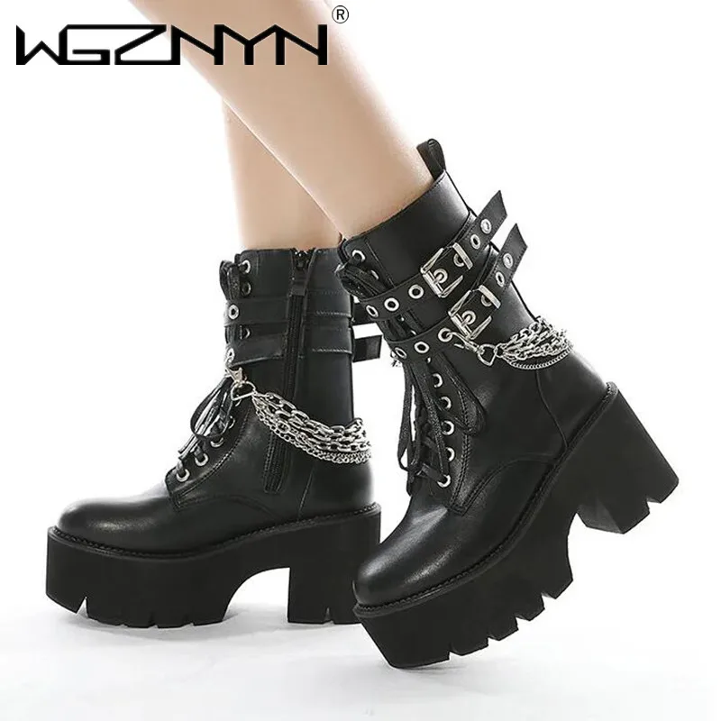Женские полусапожки на платформе черные кожаные в готическом стиле с пряжкой
