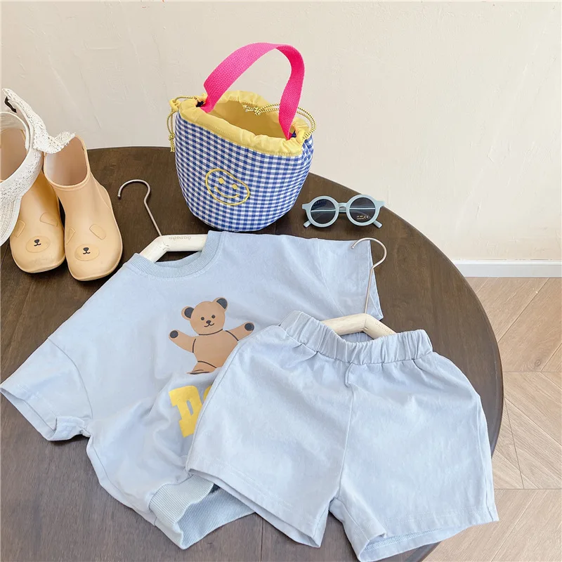 

Новый летний комплект одежды для малышей, костюм с фруктами Лидер продаж, Корейская Футболка с принтом медведя для маленьких девочек + шорты...