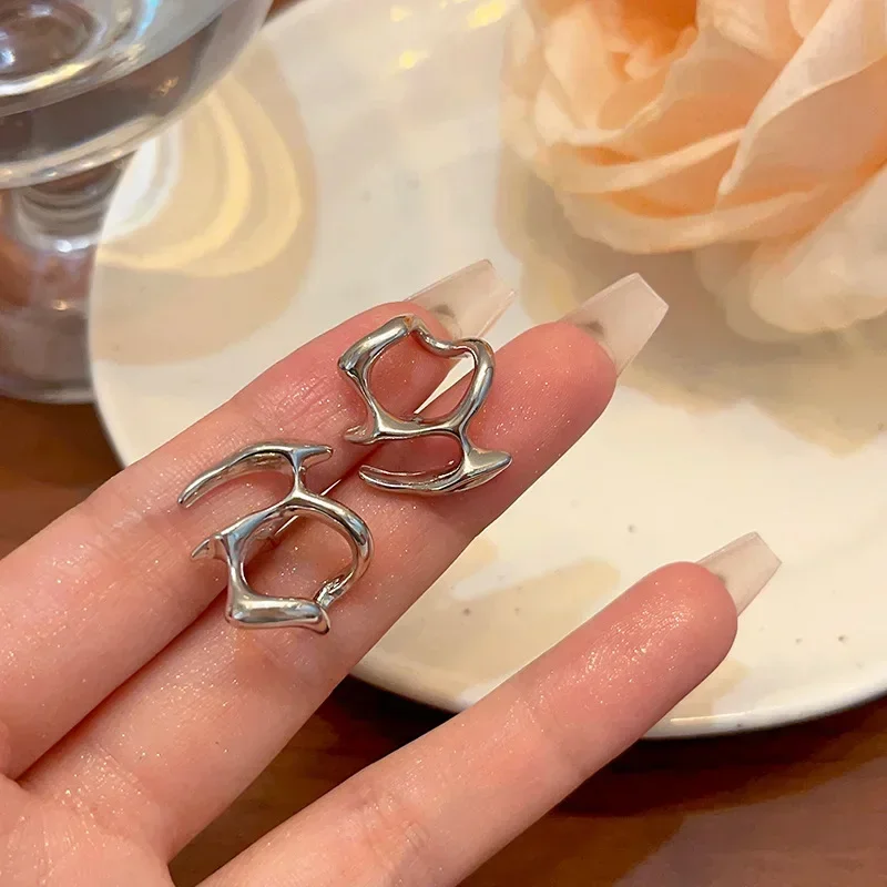 Женские асимметричные серьги-гвоздики из нержавеющей стали серебристого цвета