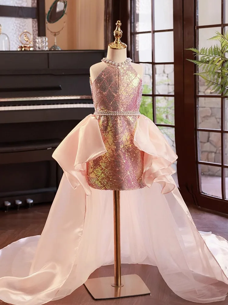 Женское вечернее платье со шлейфом элегантное с блестками и жемчужинами 2024