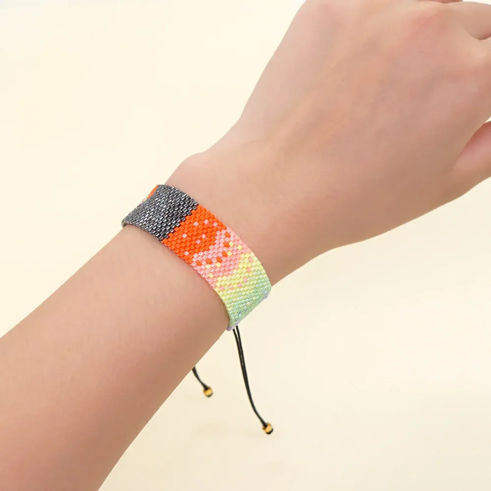 Регулируемый браслет ручной вязки с градиентом и бусинами в форме сердца