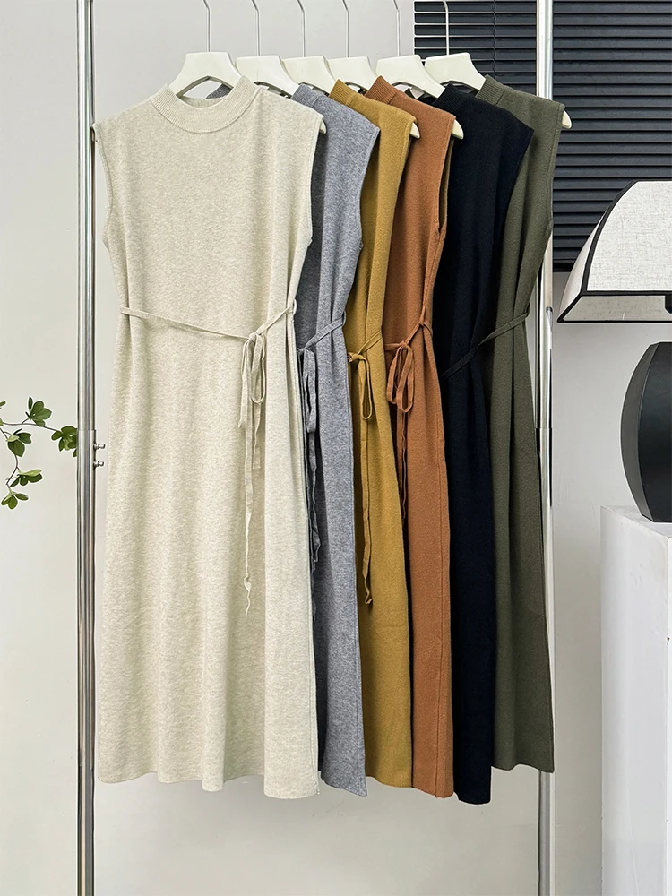 Женское трикотажное платье-водолазка с поясом