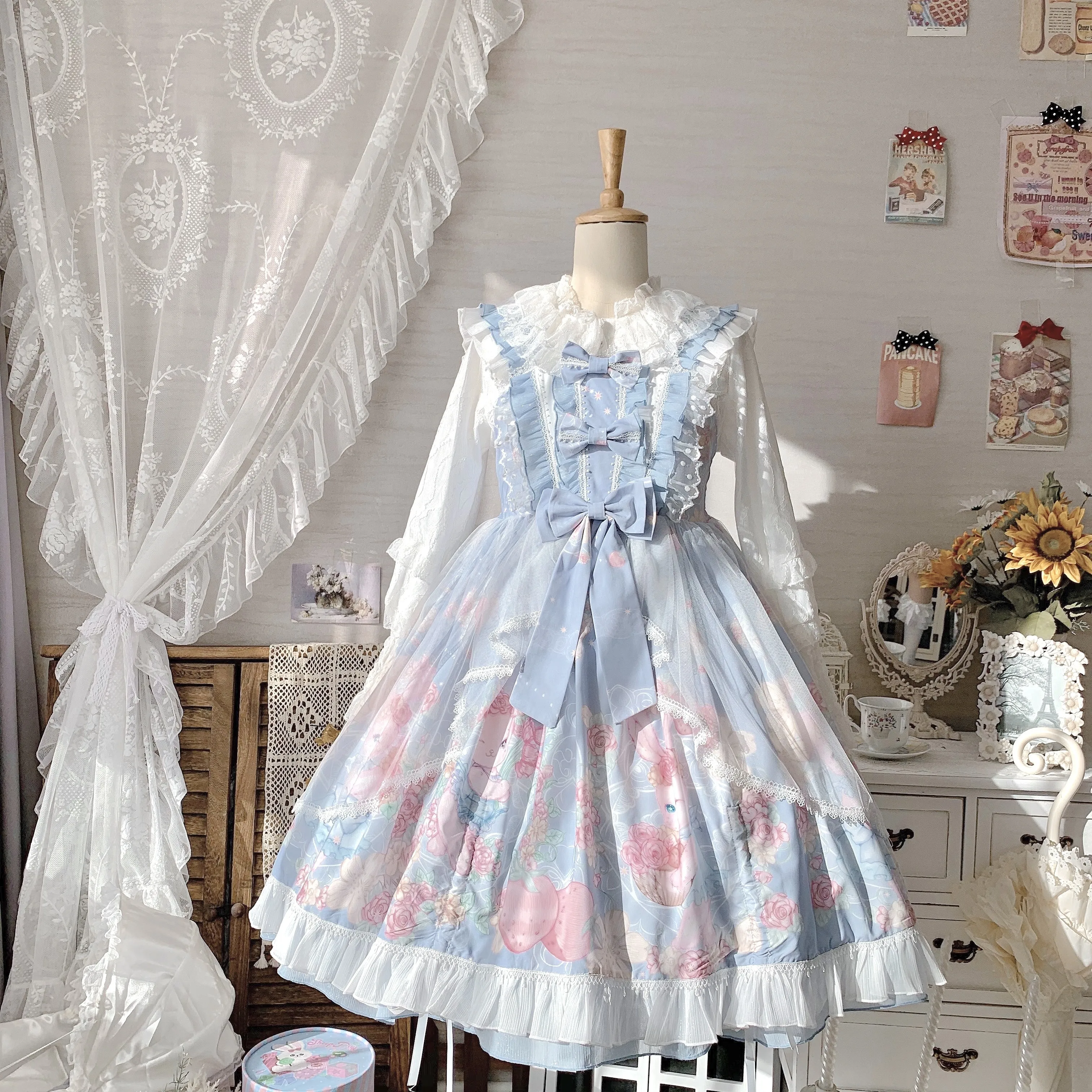 Женское платье без рукавов розовое миди на бретелях с бантом и принтом кролика