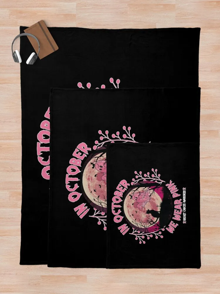 В октябре носит розовое одеяло с информацией о раке молочной железы на Хэллоуин