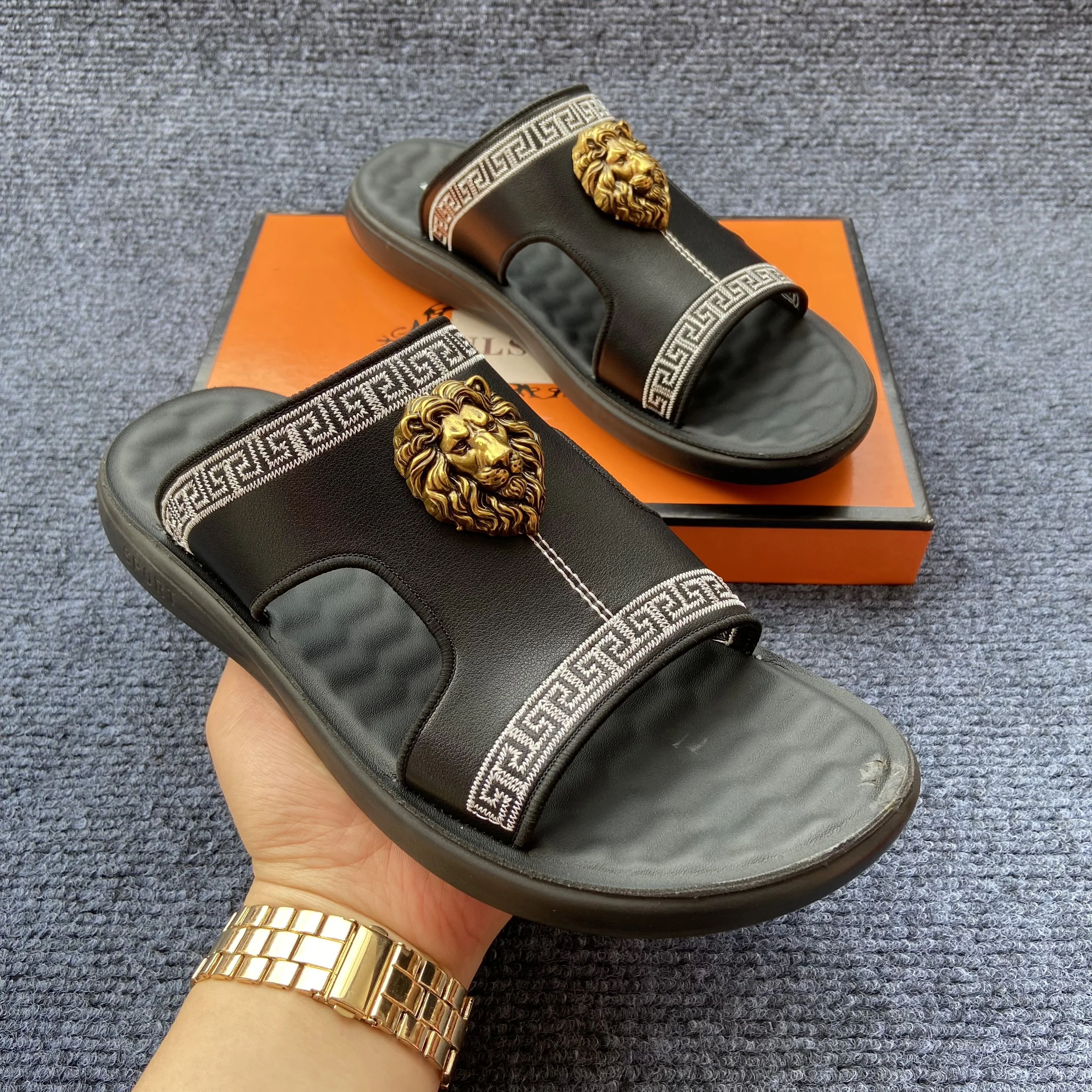 Фото Оригинальные дизайнерские шлепанцы Lion Head Brand, черные тапочки для мужчин, продажа обуви для дома и улицы, мужские шлепанцы. №1