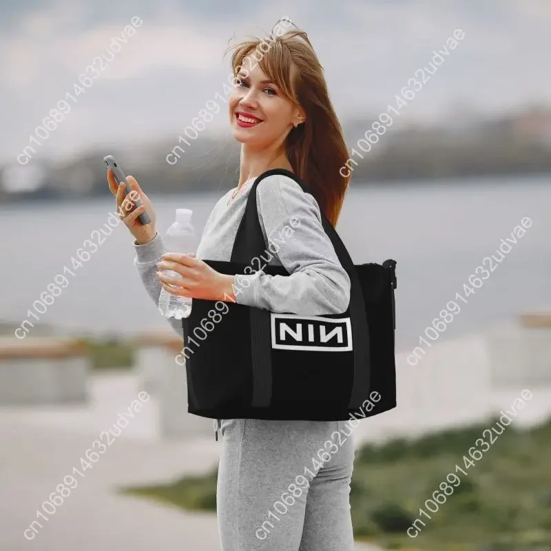 Фото Сумка-дафл NIN с ретро-логотипом, портативная спортивная сумка для спортзала и йоги, дорожная сумка для выходных, ручная кладь, сумка-тоут №5