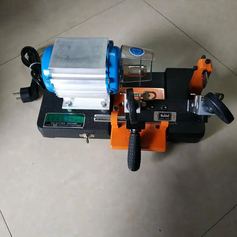 

Машина для копирования ключей, специально оснащенная стальным лезвием для ключей с навесным замком