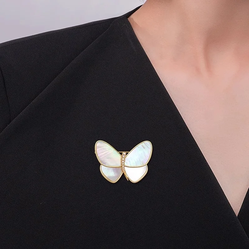 Брошь-бабочка из натуральной рябчиковой ракушки