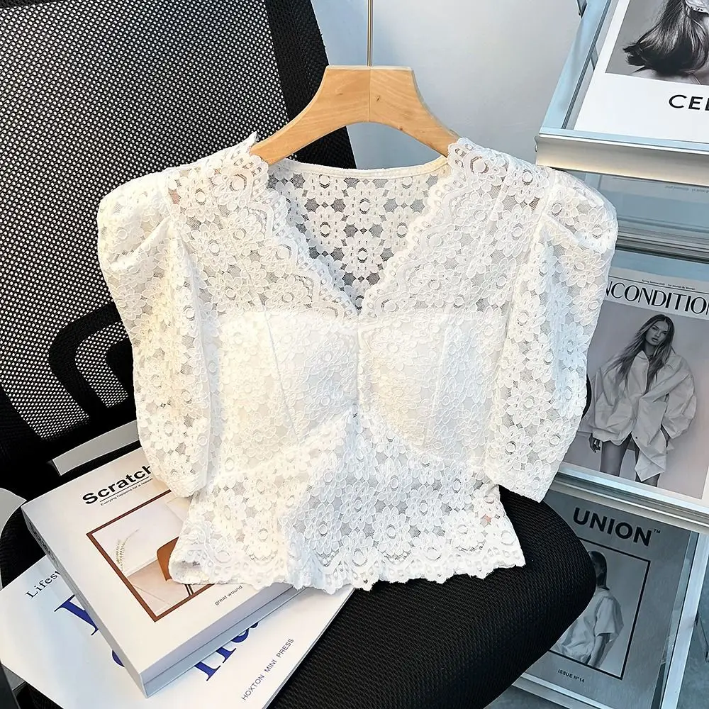 Camiseta de encaje con cuello en V para mujer Top punto a la moda nicho y temamento versatil 2024