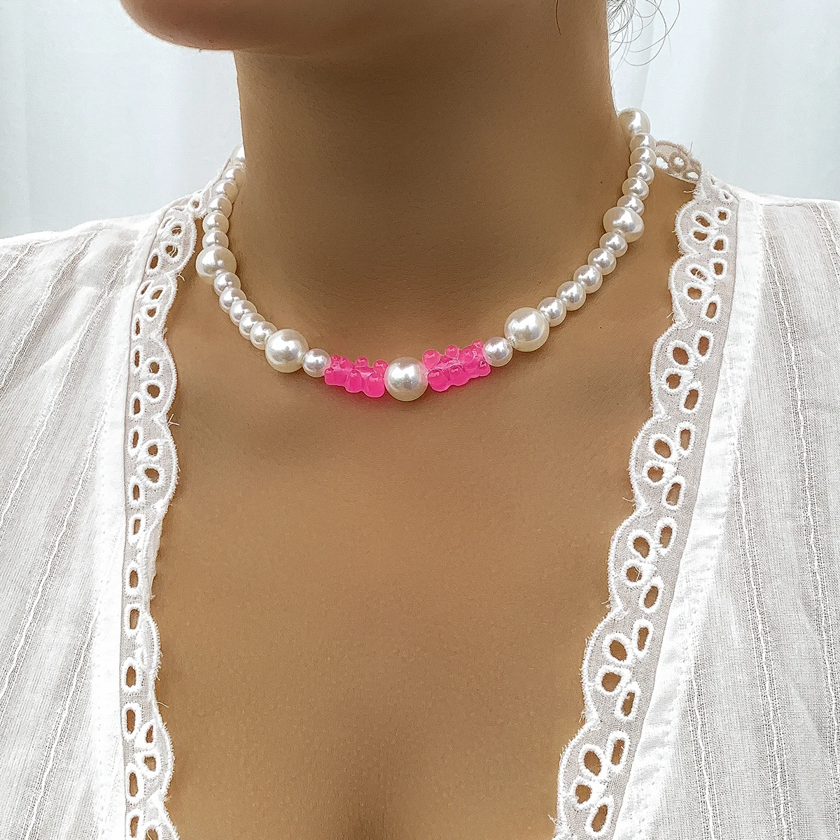 

Creative New Pink Color Bear Pendant Beaded Necklace for Women Imitation Pearl Clavicle Chain Beads Short Choker Link Jewelry