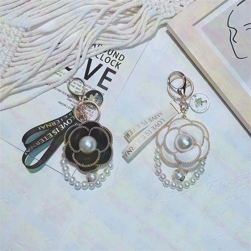 High Quality Pearl String Camellia Keychain Fashion Bag Pendant Ladies Car Keychain Pendant Wholesale Phone Charm Couple Gift