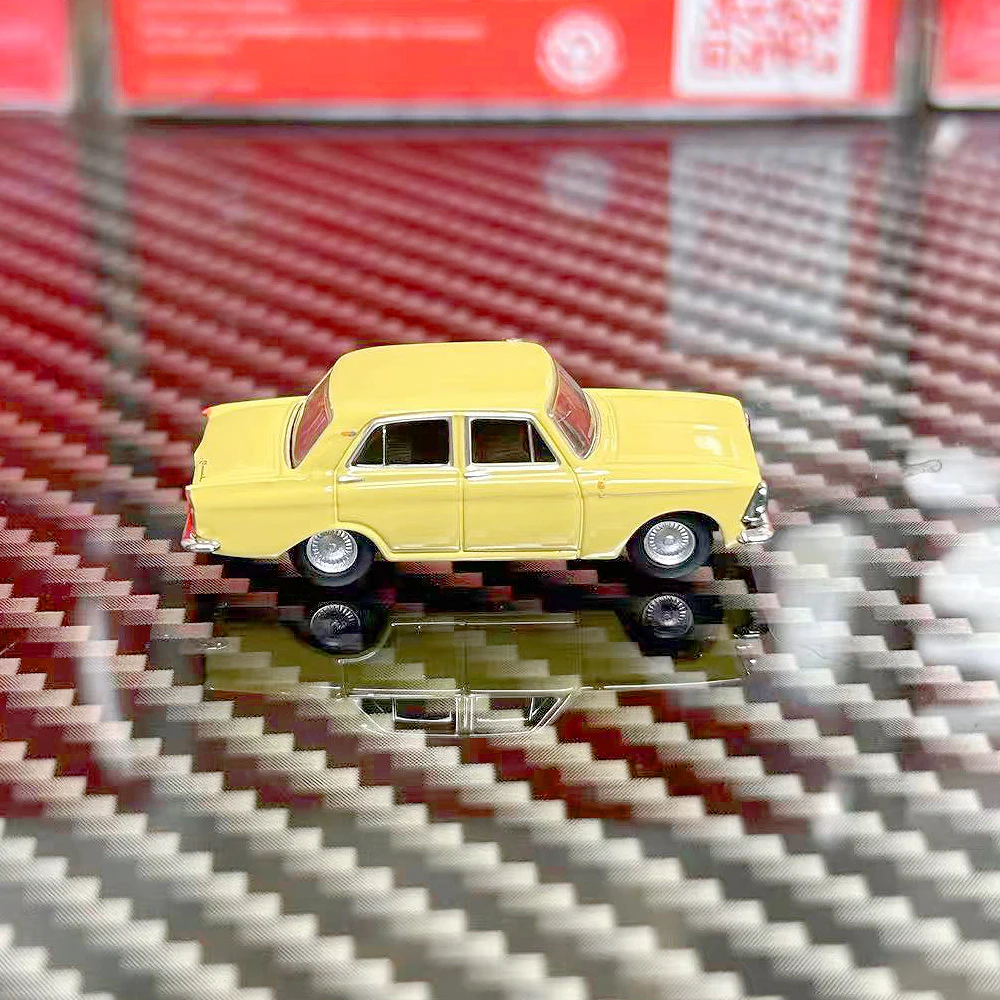 Фото Масштабная модель автомобиля Herpa 1/87, желтая, пластиковая, отличная коллекционная модель для подарка. №5