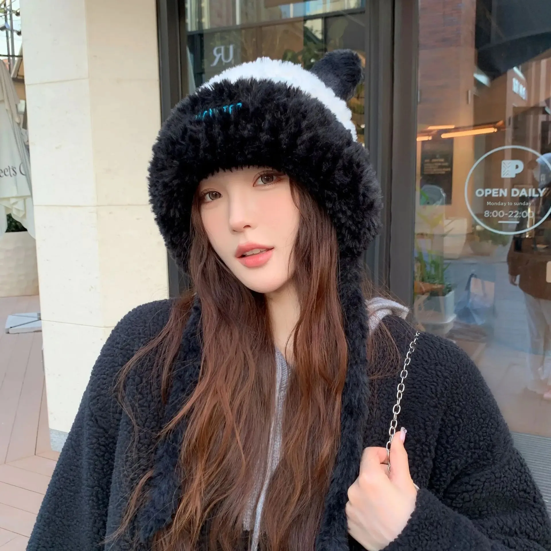 Милая плюшевая шапка с медвежьими ушками женская зимняя теплая защитная для ушей