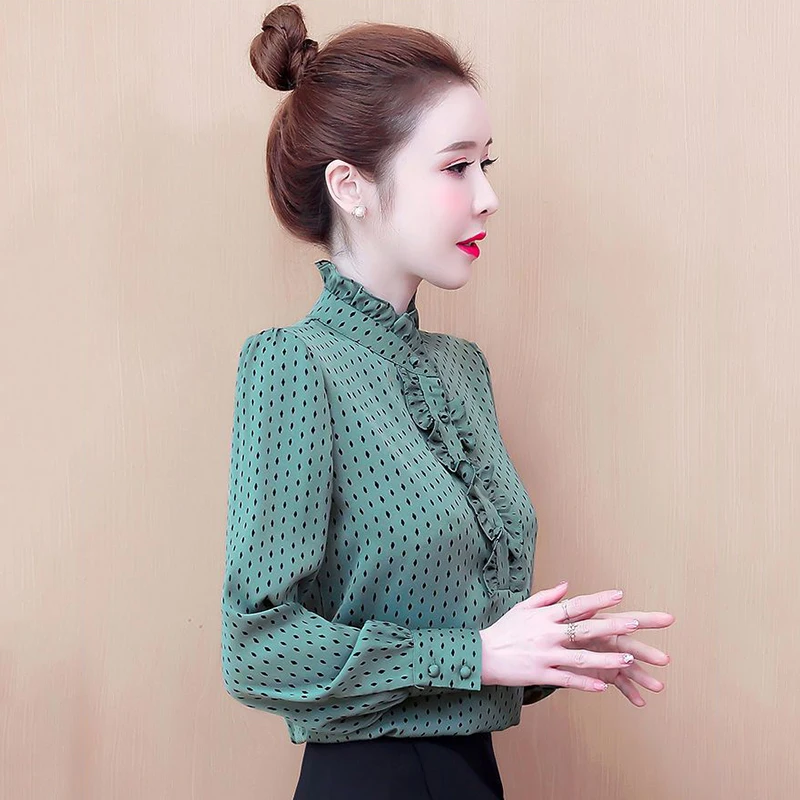 Женская шифоновая блузка в горошек с длинным рукавом и воротником виде листьев