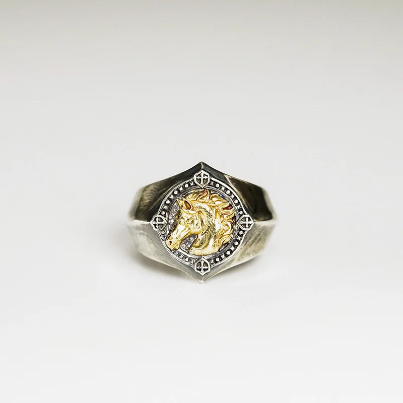 Кольцо унисекс с эмблемой Warhorse золотого цвета