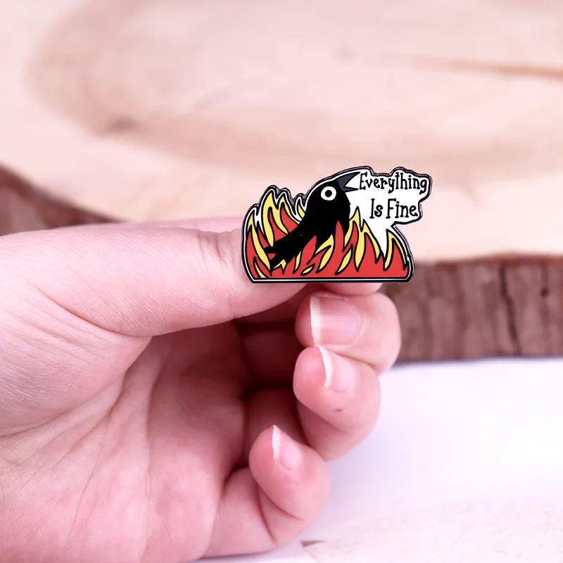 Брошь в виде ворона с эмалью