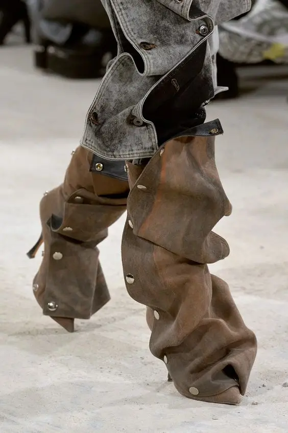 Джинсовые сапоги до колена с острым носком и пряжкой уникальные морщинистые