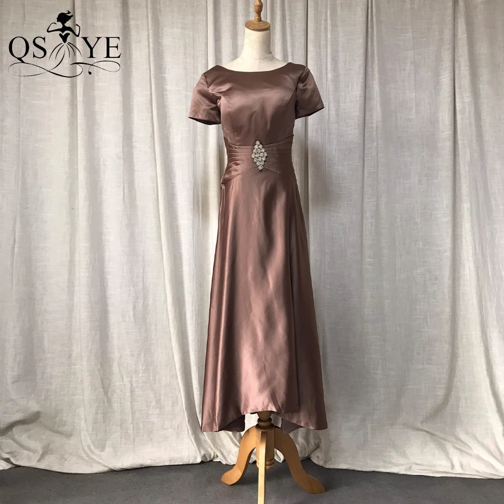 

Brown Satin Mother of the Bride Dresses Square Neck Short Sleeves A line Ruched Evening Gown Brooch Shiny Prom Dress for Mom