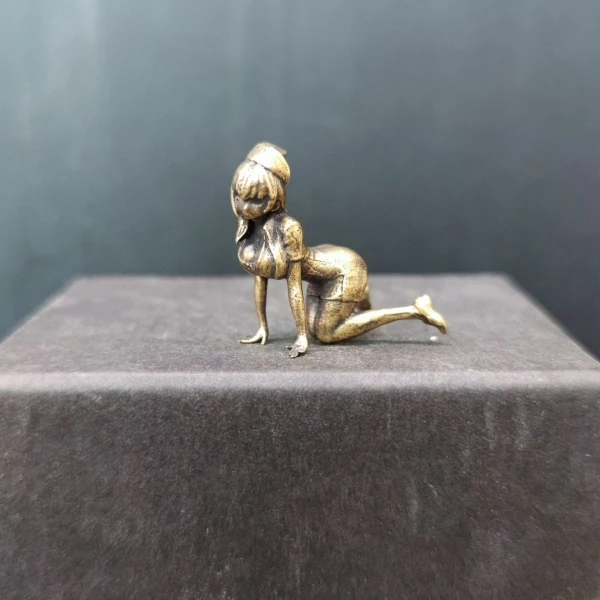 

Миниатюрная статуэтка медсестры из меди