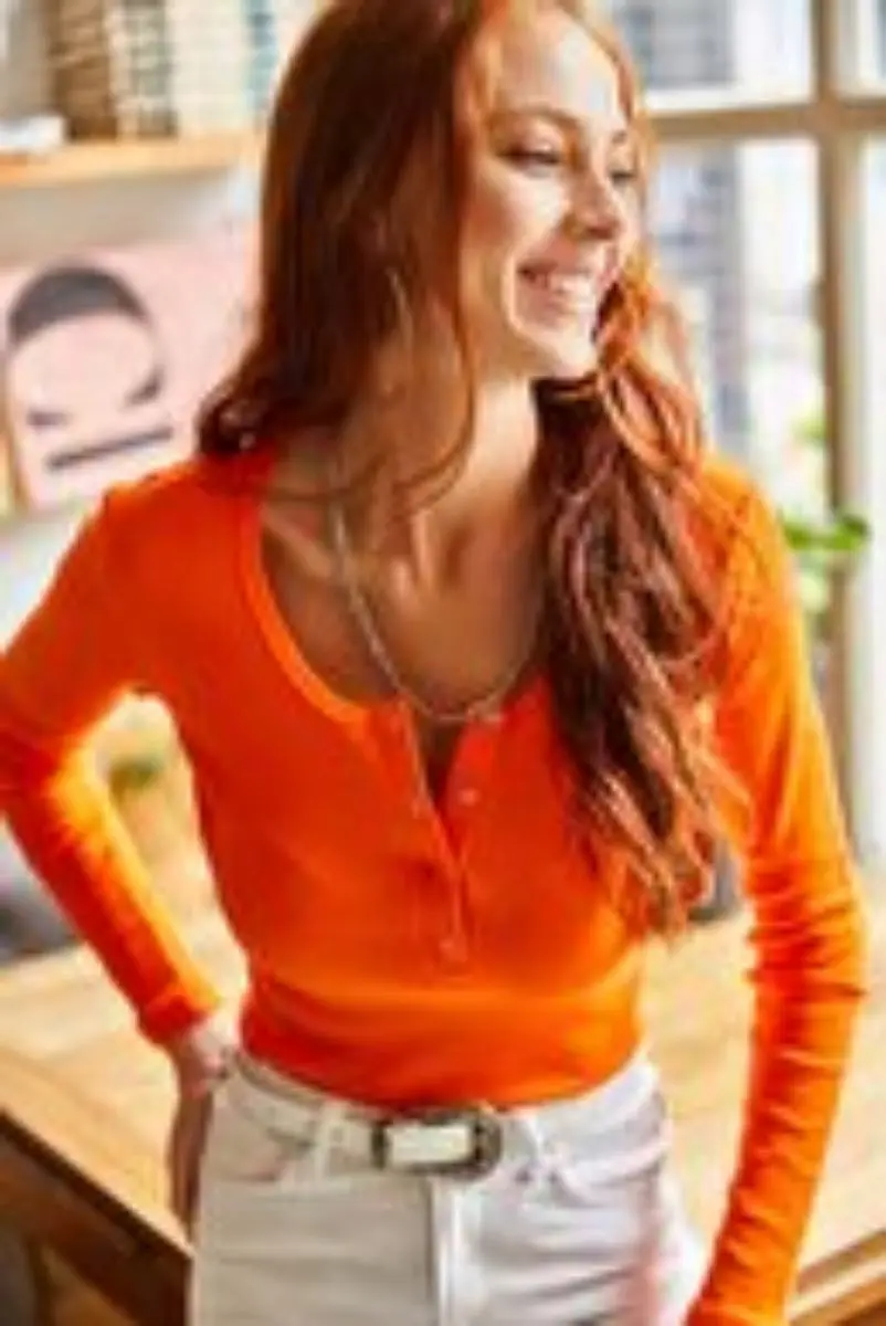 

Женская оранжевая блузка с заплатками