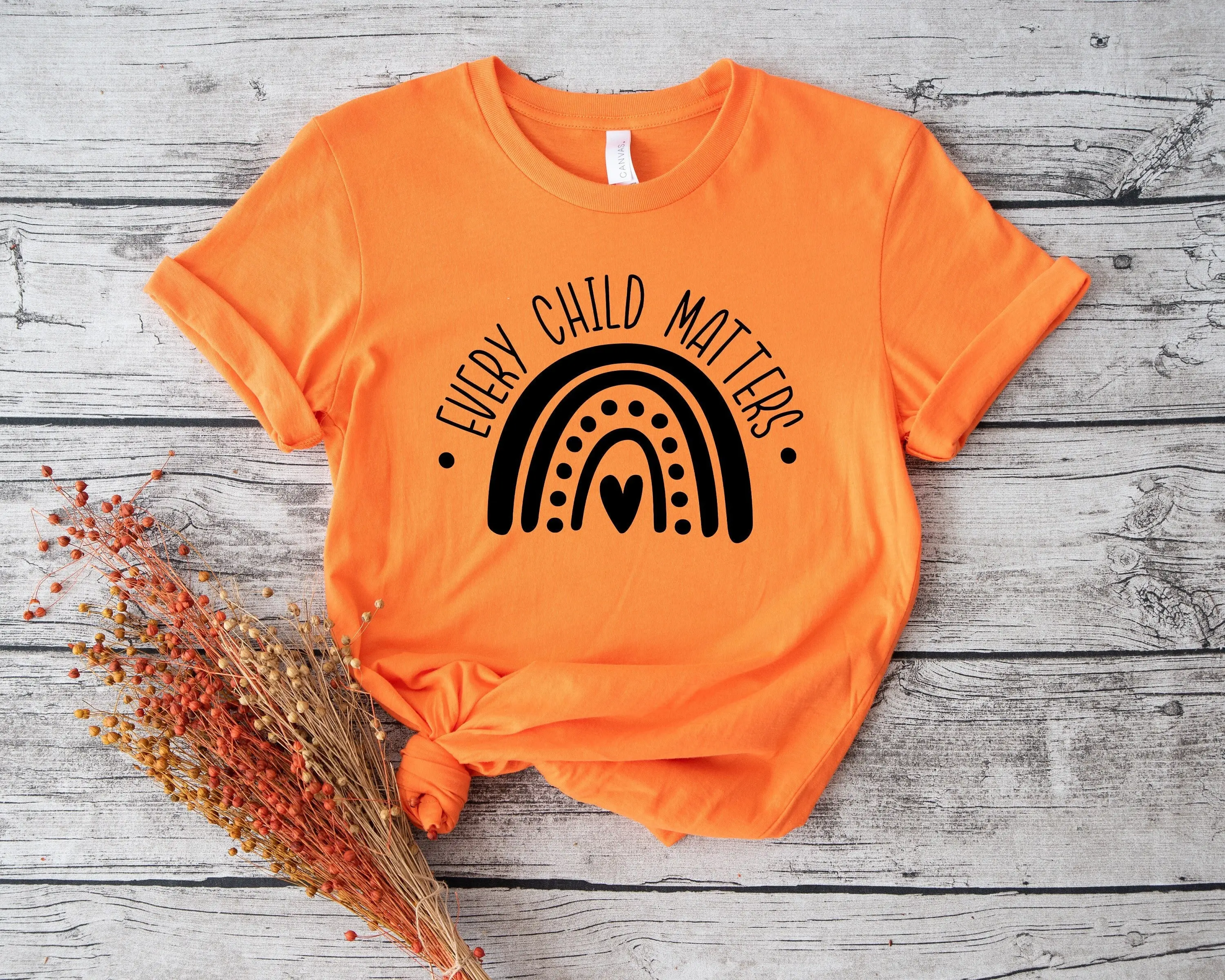 Футболка Каждай ребенок имеет значение Радуга для образования коренных