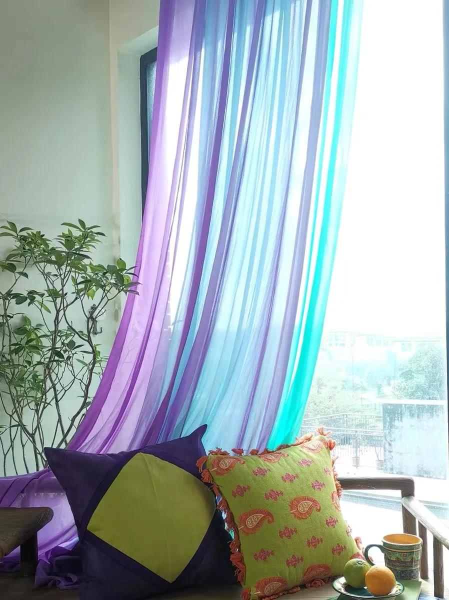 Прозрачные оконные шторы в простом стиле