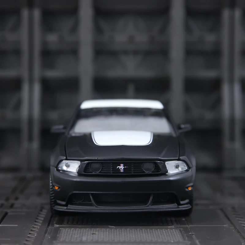 Фото Модель автомобиля Maisto 1:24 Ford Boss 302 из сплава, с открывающимися дверями и капотом, подходит для коллекционирования. №3