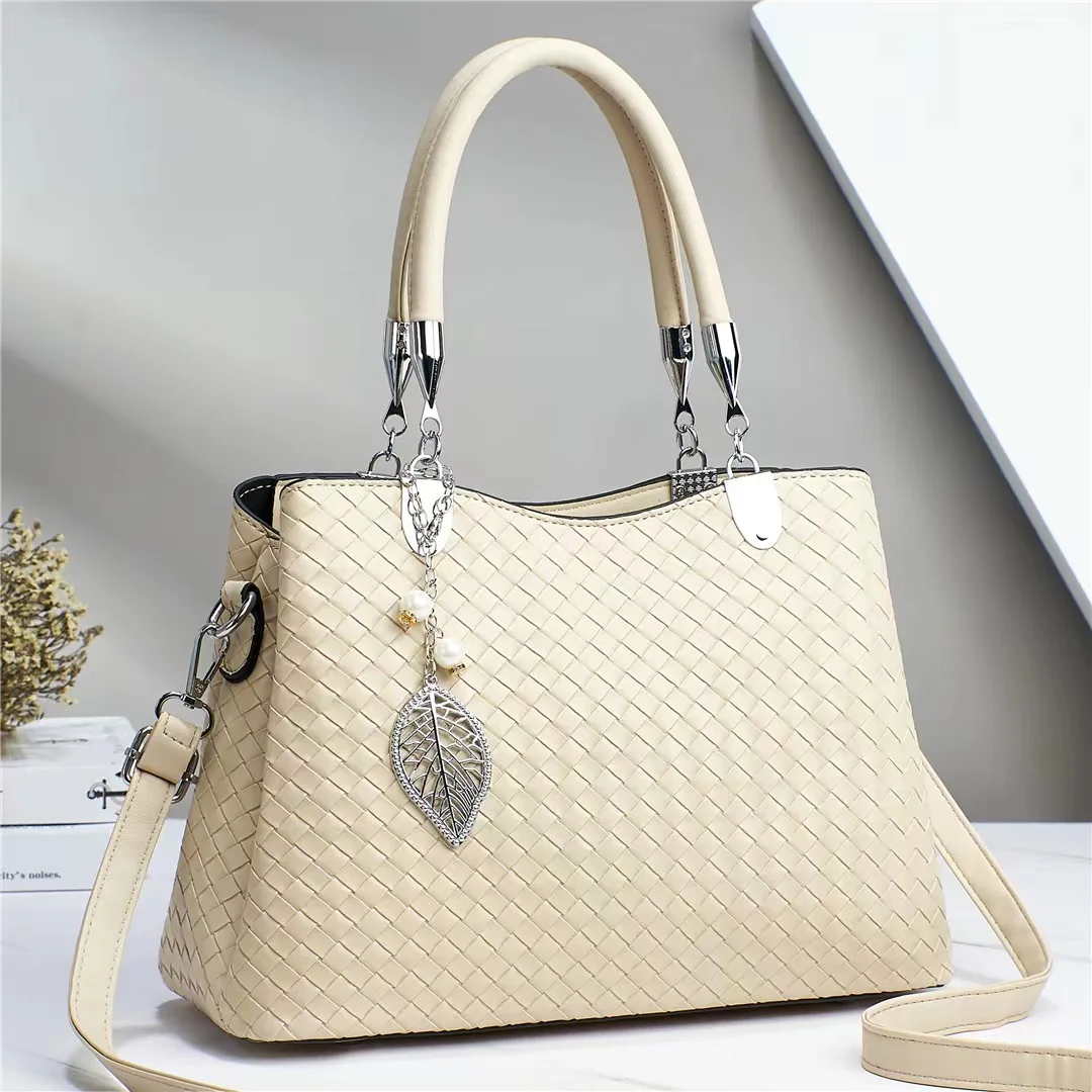 

2022 Spring and Summer New Women's Fashion Trend Temperament Versatile Shoulder Messenger Bag Woven Versatile Handbag