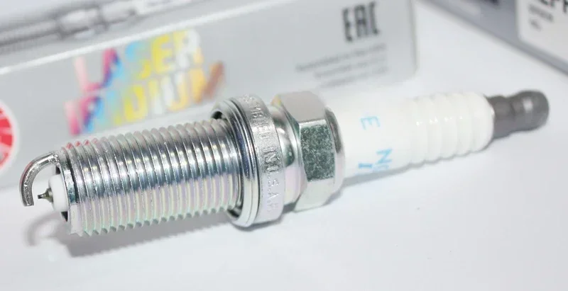 Свеча зажигания ILFR6G-E VERADO250 L4-300 350/L6-400HP